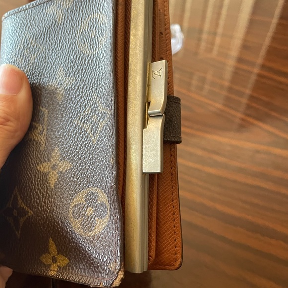 Louis Vuitton French Kiss Wallet, Plenty Storage - Picture 6 of 12